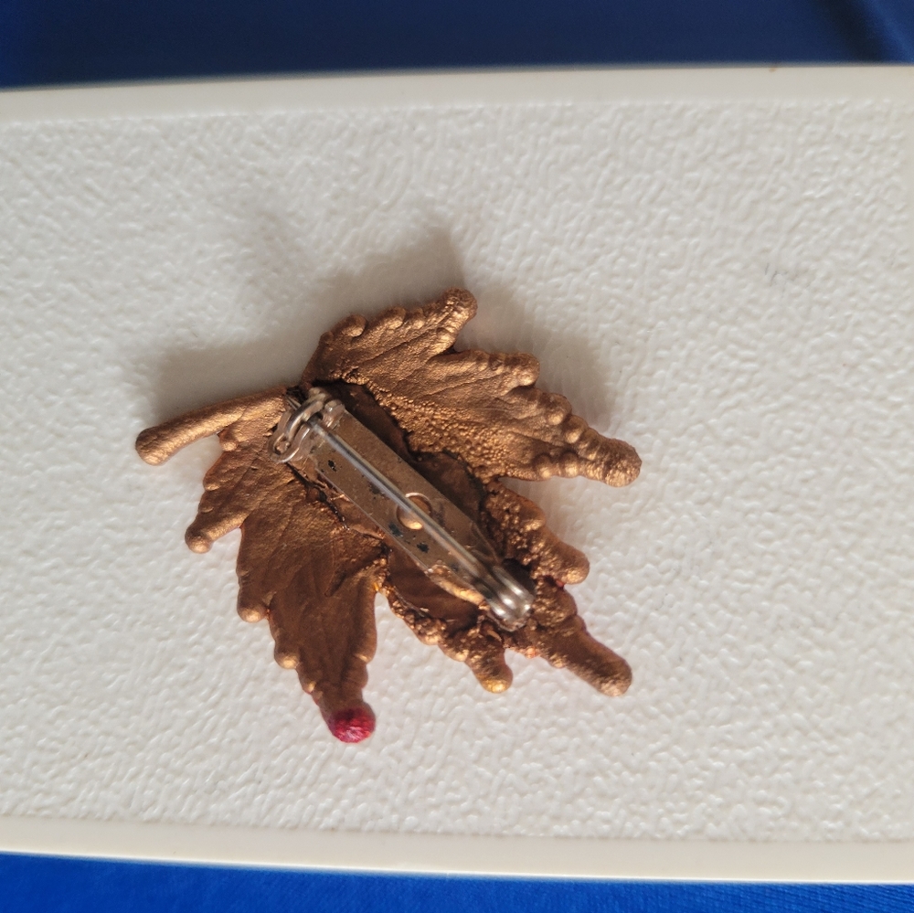 Handcrafted silver maple leaf pin. - Picture 3 of 3